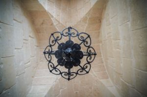 B&B in Salento, Dimora La Fuga_22, Star-shaped vault with wrought-iron chandelier