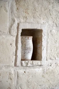 bed-and-breakfast-salento-otranto-palazzo-marzo-alimini-vista-mare-1 Dettaglio nicchia con piccola anfora
